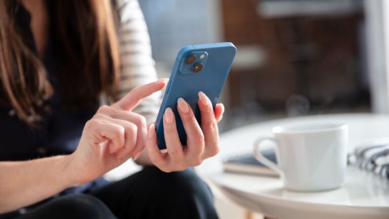 Women testing out the best AI journaling apps available to reduce anxiety and improve her wellbeing