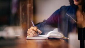 Expert writing about her ai journaling insights and personal experiances
